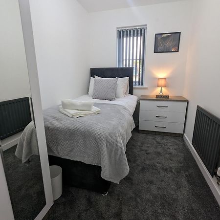 Clariturf - 4 Bedroom Semi - Private Parking Near Turf Moor, Town Centre, Transport And Motorway Links Next To Canal, 3 Parks And Lake - Sky And Netflix 伯恩利 外观 照片