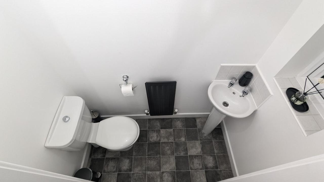 Clariturf - 4 Bedroom Semi - Private Parking Near Turf Moor, Town Centre, Transport And Motorway Links Next To Canal, 3 Parks And Lake - Sky And Netflix 伯恩利 外观 照片