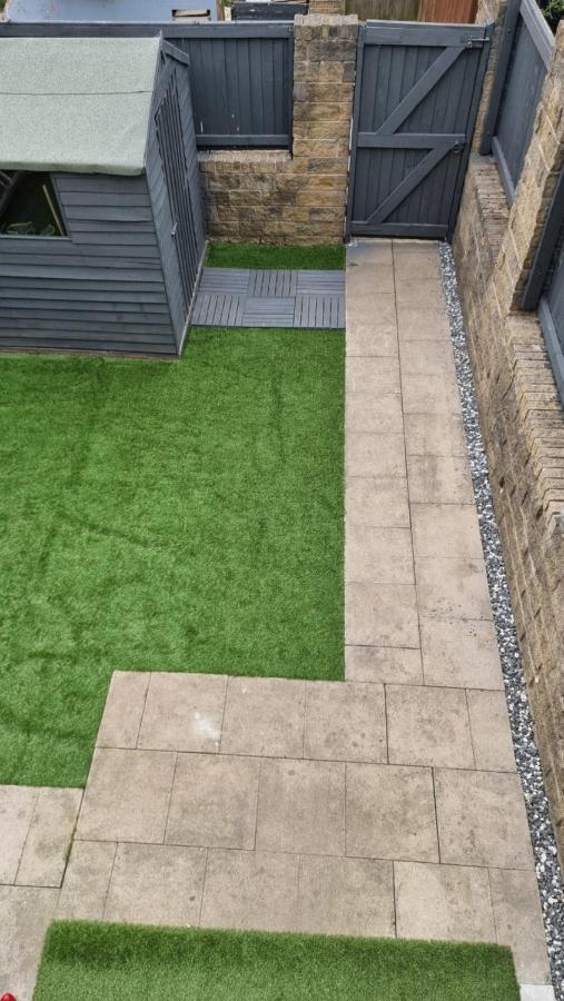 Clariturf - 4 Bedroom Semi - Private Parking Near Turf Moor, Town Centre, Transport And Motorway Links Next To Canal, 3 Parks And Lake - Sky And Netflix 伯恩利 外观 照片