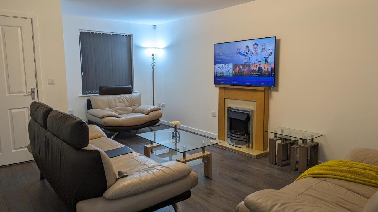Clariturf - 4 Bedroom Semi - Private Parking Near Turf Moor, Town Centre, Transport And Motorway Links Next To Canal, 3 Parks And Lake - Sky And Netflix 伯恩利 外观 照片
