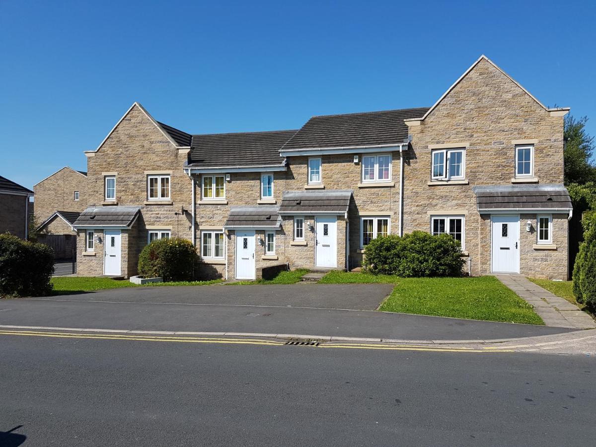 Clariturf - 4 Bedroom Semi - Private Parking Near Turf Moor, Town Centre, Transport And Motorway Links Next To Canal, 3 Parks And Lake - Sky And Netflix 伯恩利 外观 照片