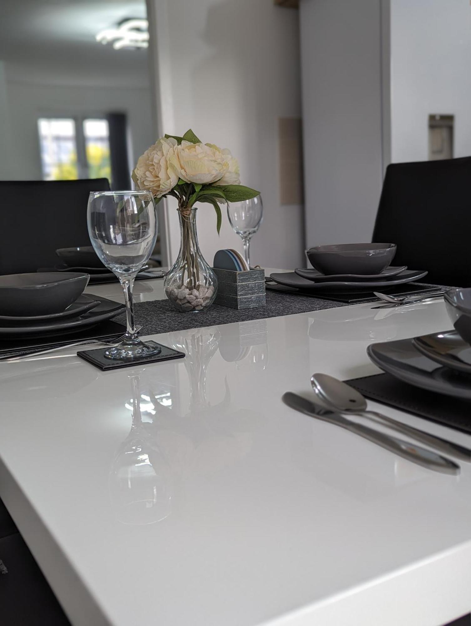 Clariturf - 4 Bedroom Semi - Private Parking Near Turf Moor, Town Centre, Transport And Motorway Links Next To Canal, 3 Parks And Lake - Sky And Netflix 伯恩利 外观 照片