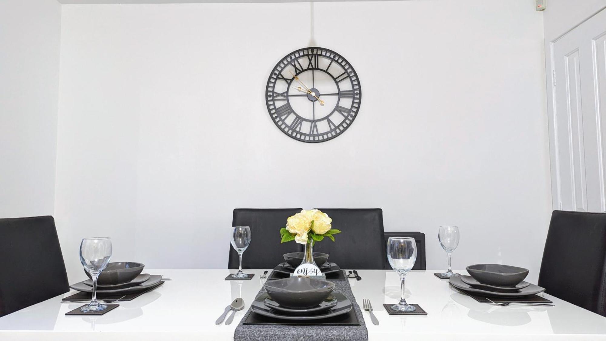 Clariturf - 4 Bedroom Semi - Private Parking Near Turf Moor, Town Centre, Transport And Motorway Links Next To Canal, 3 Parks And Lake - Sky And Netflix 伯恩利 外观 照片