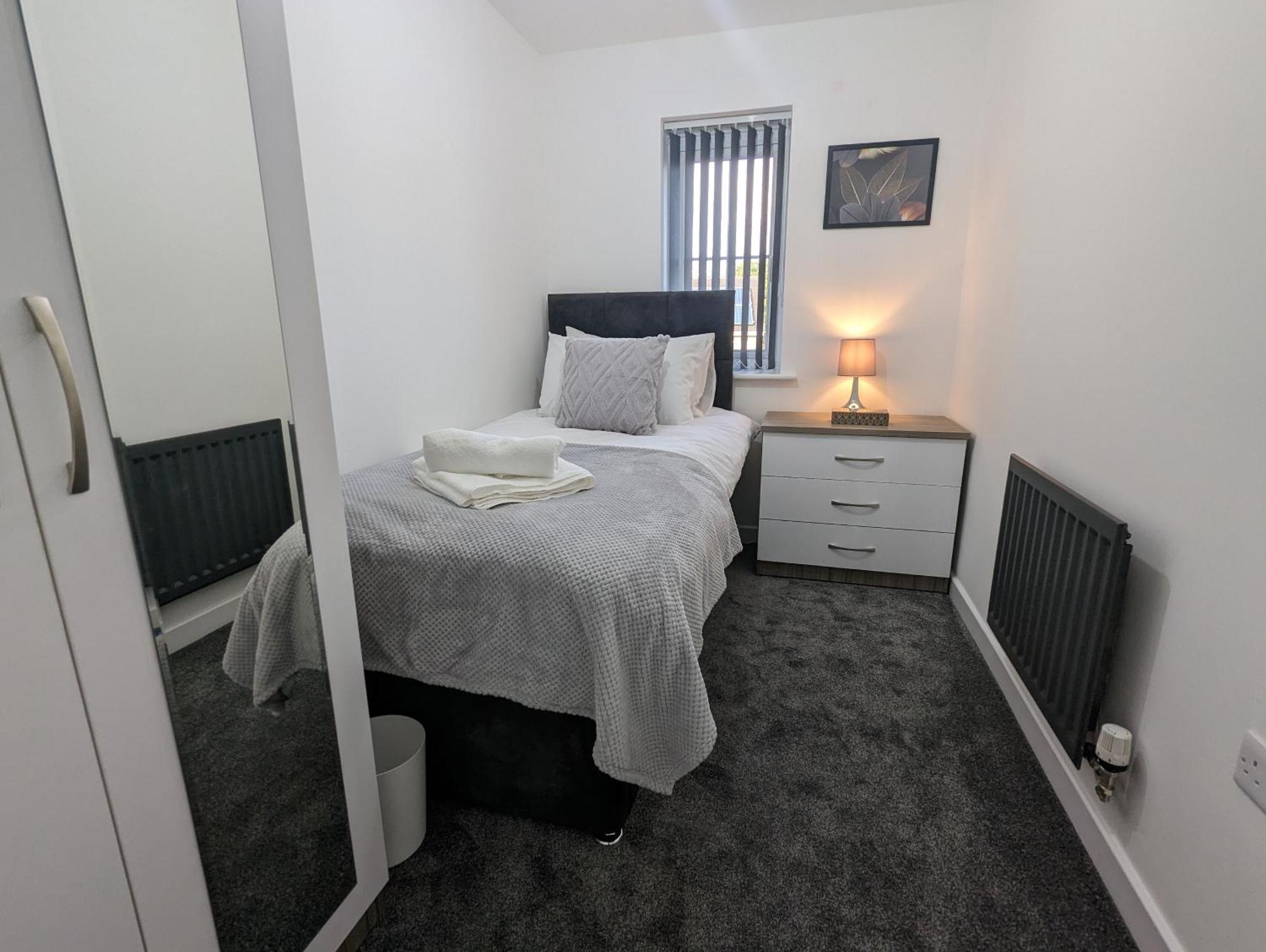 Clariturf - 4 Bedroom Semi - Private Parking Near Turf Moor, Town Centre, Transport And Motorway Links Next To Canal, 3 Parks And Lake - Sky And Netflix 伯恩利 外观 照片