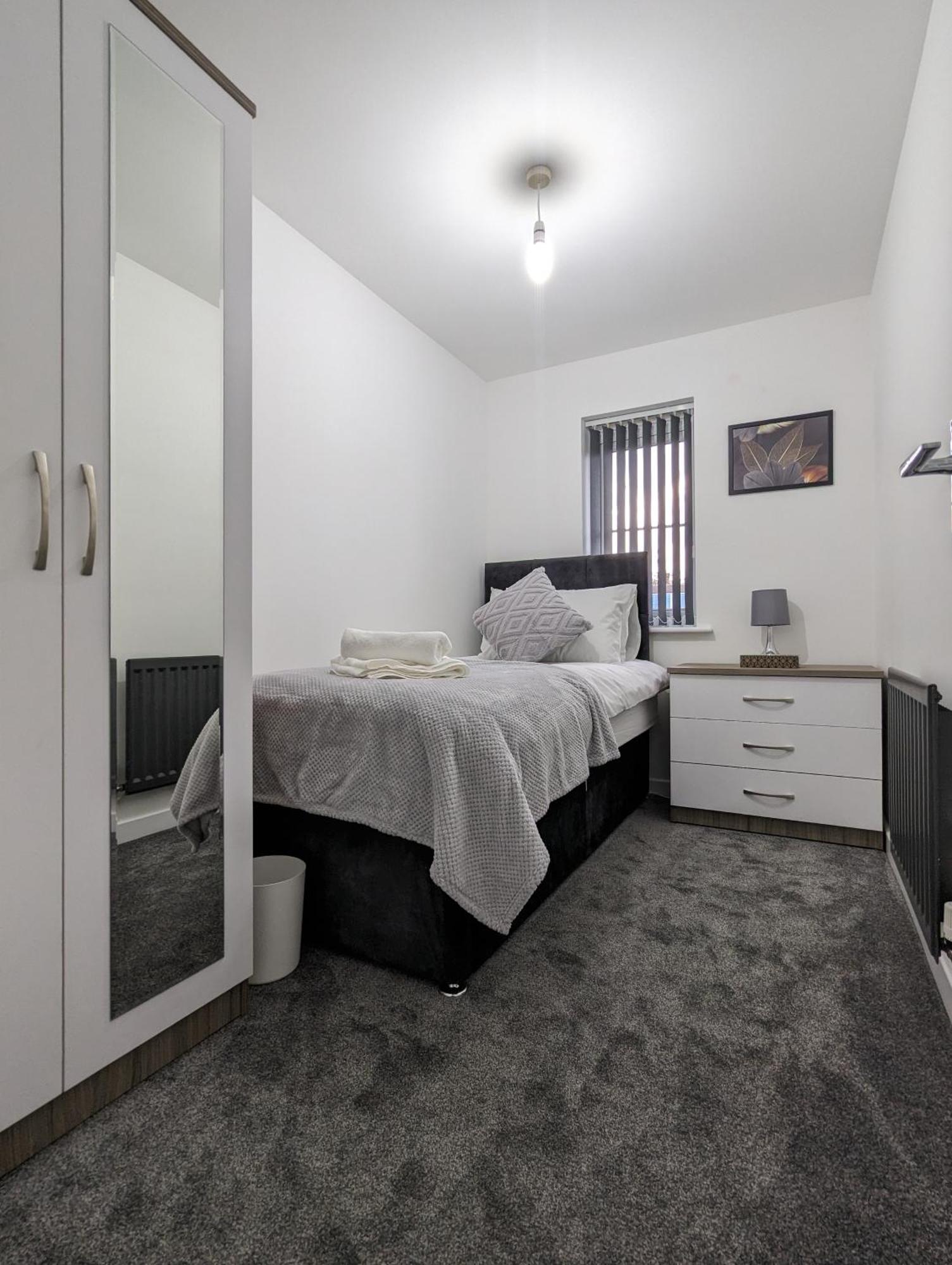 Clariturf - 4 Bedroom Semi - Private Parking Near Turf Moor, Town Centre, Transport And Motorway Links Next To Canal, 3 Parks And Lake - Sky And Netflix 伯恩利 外观 照片
