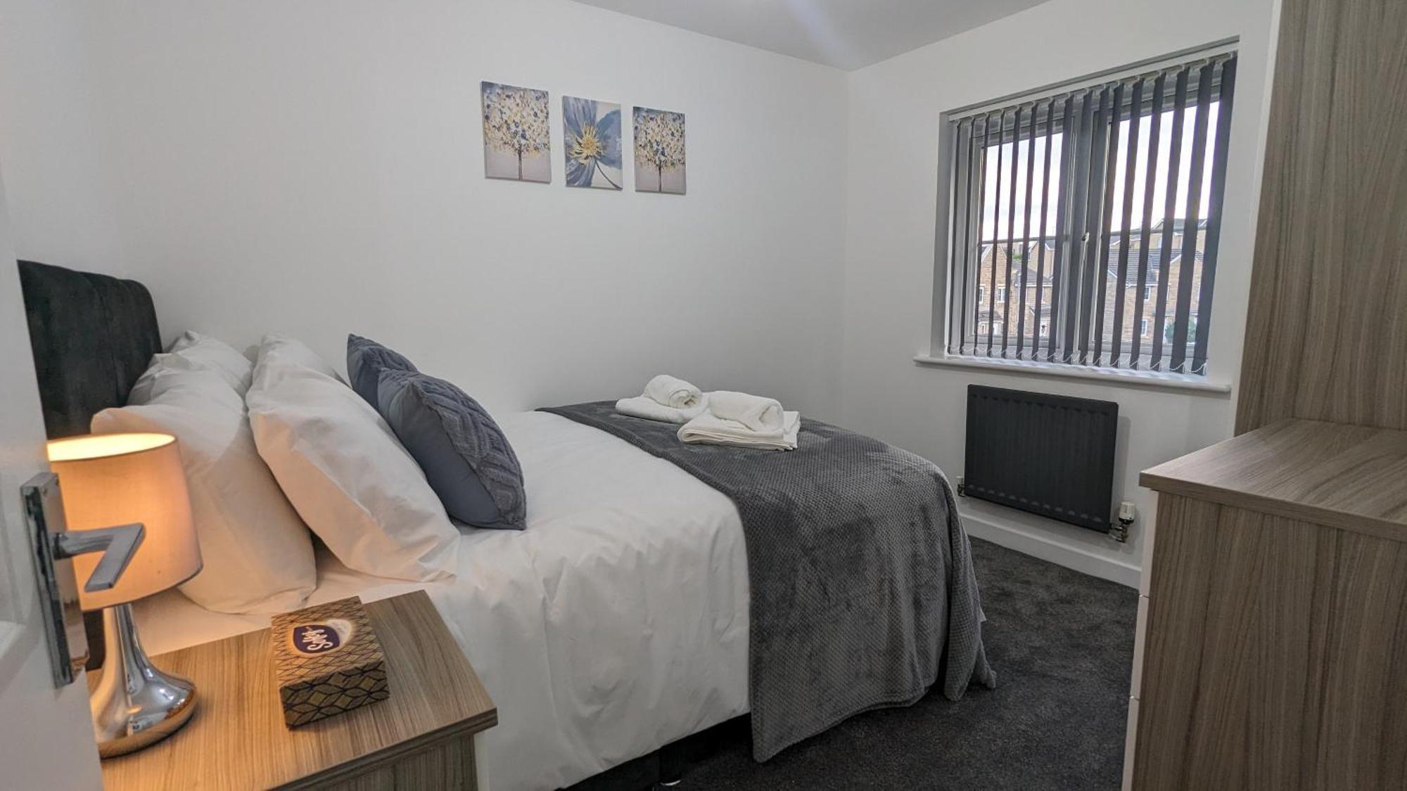 Clariturf - 4 Bedroom Semi - Private Parking Near Turf Moor, Town Centre, Transport And Motorway Links Next To Canal, 3 Parks And Lake - Sky And Netflix 伯恩利 外观 照片