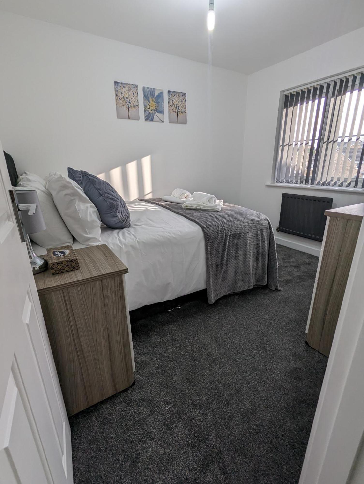 Clariturf - 4 Bedroom Semi - Private Parking Near Turf Moor, Town Centre, Transport And Motorway Links Next To Canal, 3 Parks And Lake - Sky And Netflix 伯恩利 外观 照片