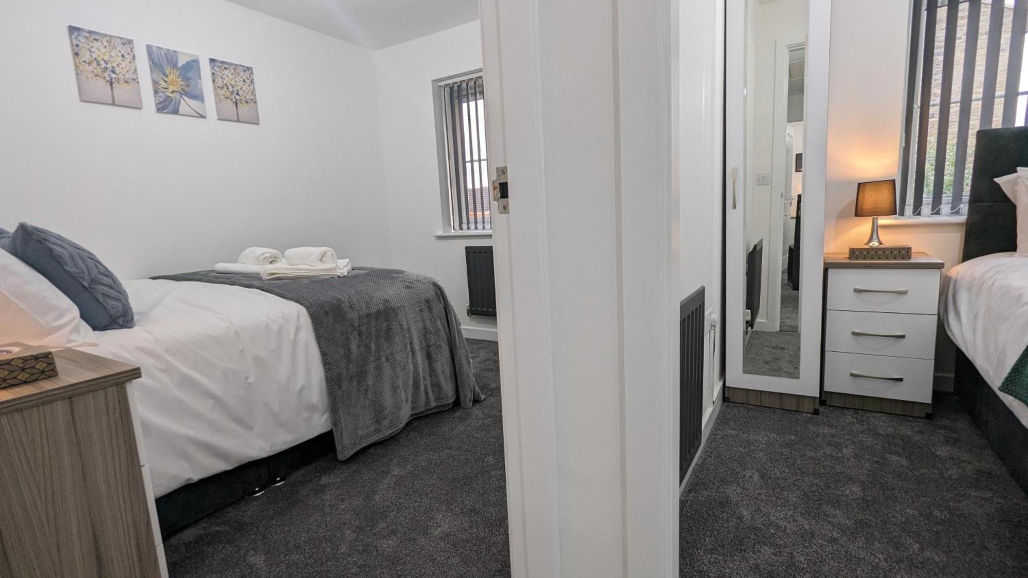 Clariturf - 4 Bedroom Semi - Private Parking Near Turf Moor, Town Centre, Transport And Motorway Links Next To Canal, 3 Parks And Lake - Sky And Netflix 伯恩利 外观 照片