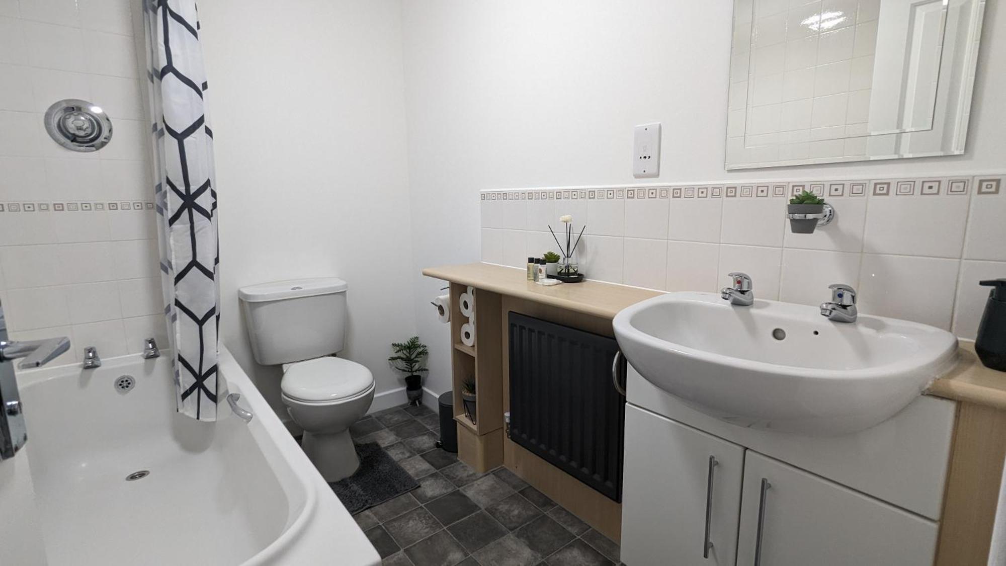 Clariturf - 4 Bedroom Semi - Private Parking Near Turf Moor, Town Centre, Transport And Motorway Links Next To Canal, 3 Parks And Lake - Sky And Netflix 伯恩利 外观 照片