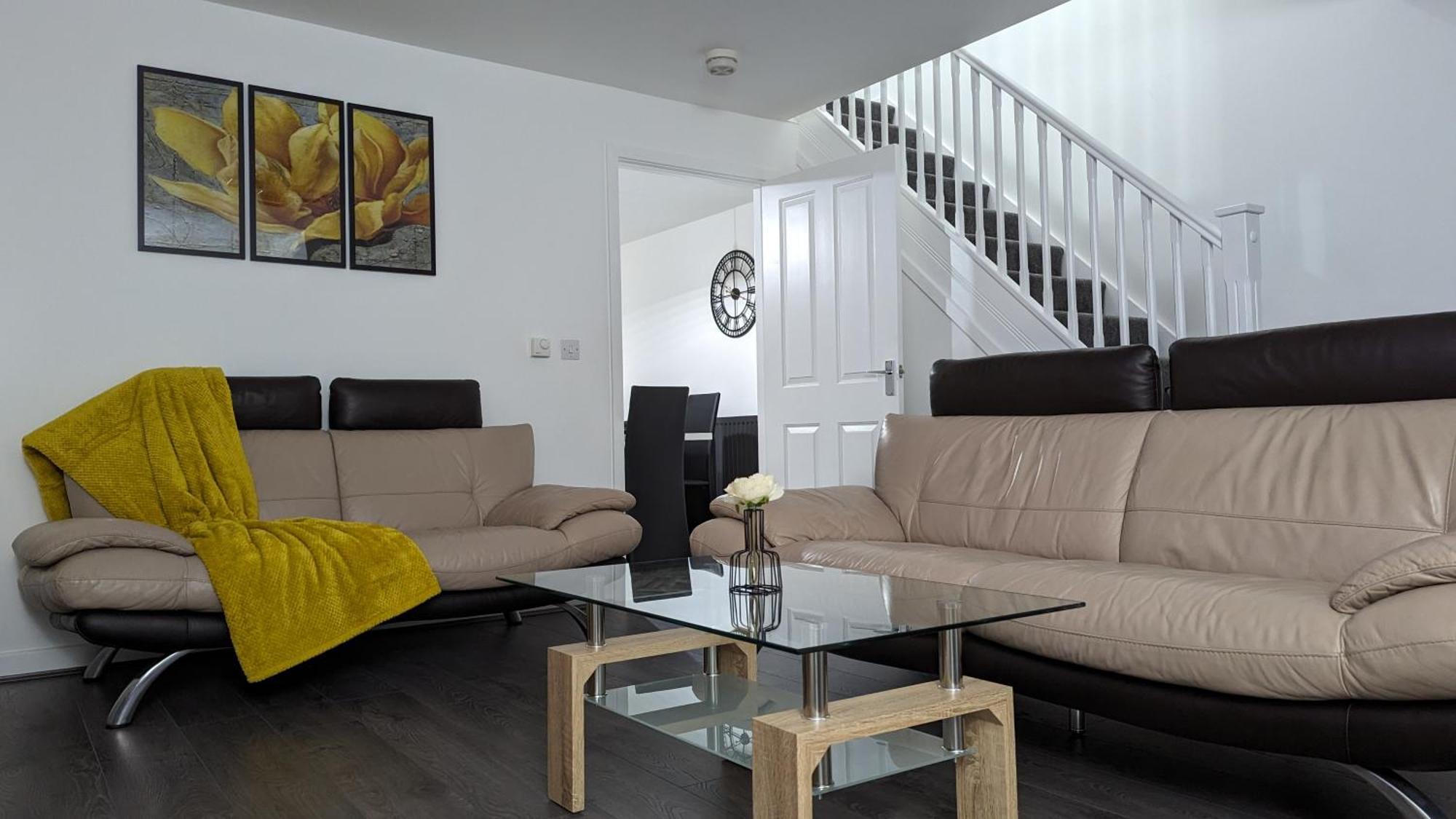 Clariturf - 4 Bedroom Semi - Private Parking Near Turf Moor, Town Centre, Transport And Motorway Links Next To Canal, 3 Parks And Lake - Sky And Netflix 伯恩利 外观 照片
