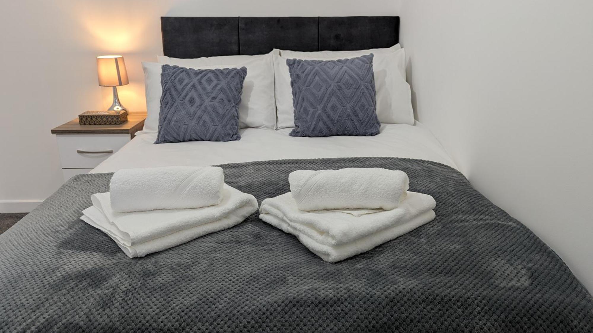 Clariturf - 4 Bedroom Semi - Private Parking Near Turf Moor, Town Centre, Transport And Motorway Links Next To Canal, 3 Parks And Lake - Sky And Netflix 伯恩利 外观 照片