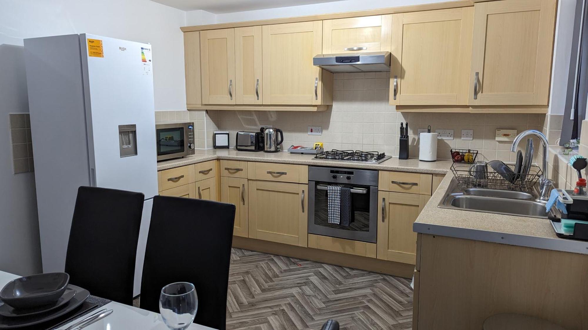 Clariturf - 4 Bedroom Semi - Private Parking Near Turf Moor, Town Centre, Transport And Motorway Links Next To Canal, 3 Parks And Lake - Sky And Netflix 伯恩利 外观 照片