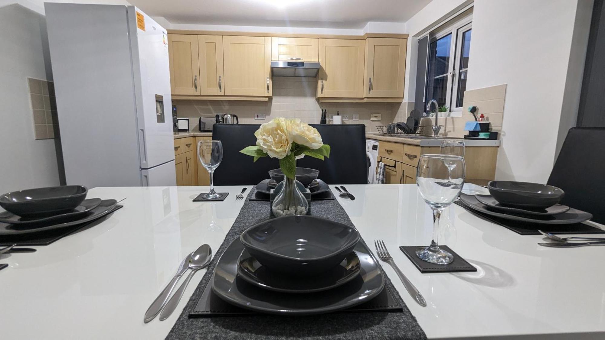 Clariturf - 4 Bedroom Semi - Private Parking Near Turf Moor, Town Centre, Transport And Motorway Links Next To Canal, 3 Parks And Lake - Sky And Netflix 伯恩利 外观 照片