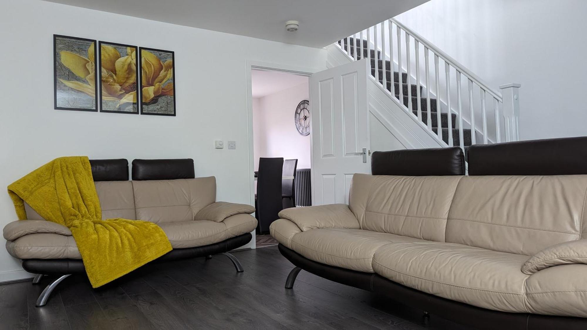 Clariturf - 4 Bedroom Semi - Private Parking Near Turf Moor, Town Centre, Transport And Motorway Links Next To Canal, 3 Parks And Lake - Sky And Netflix 伯恩利 外观 照片