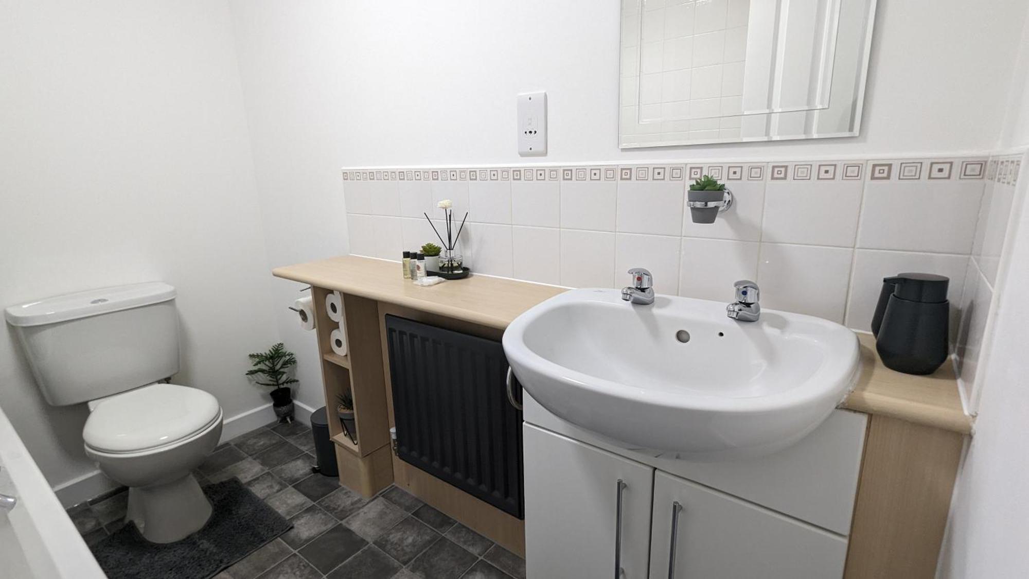 Clariturf - 4 Bedroom Semi - Private Parking Near Turf Moor, Town Centre, Transport And Motorway Links Next To Canal, 3 Parks And Lake - Sky And Netflix 伯恩利 外观 照片