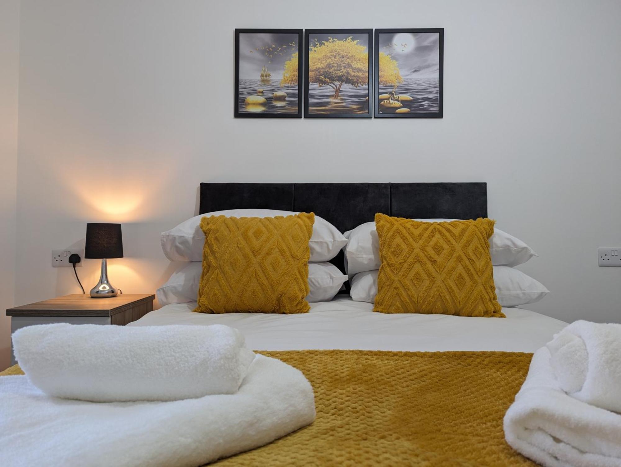 Clariturf - 4 Bedroom Semi - Private Parking Near Turf Moor, Town Centre, Transport And Motorway Links Next To Canal, 3 Parks And Lake - Sky And Netflix 伯恩利 外观 照片