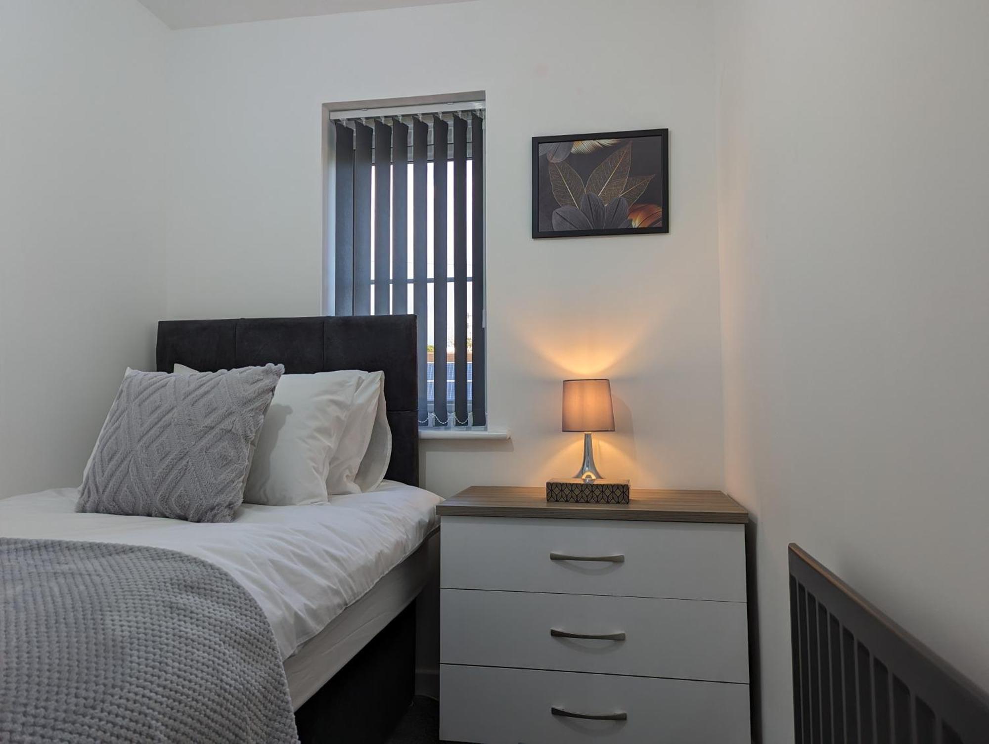 Clariturf - 4 Bedroom Semi - Private Parking Near Turf Moor, Town Centre, Transport And Motorway Links Next To Canal, 3 Parks And Lake - Sky And Netflix 伯恩利 外观 照片