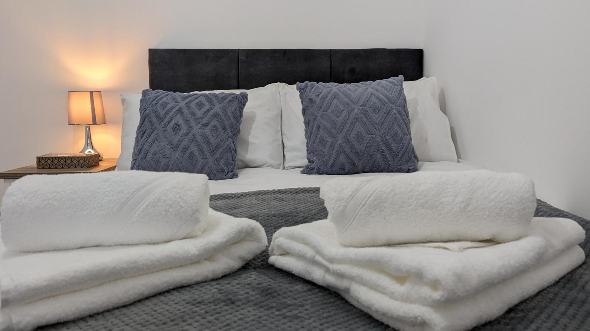 Clariturf - 4 Bedroom Semi - Private Parking Near Turf Moor, Town Centre, Transport And Motorway Links Next To Canal, 3 Parks And Lake - Sky And Netflix 伯恩利 外观 照片