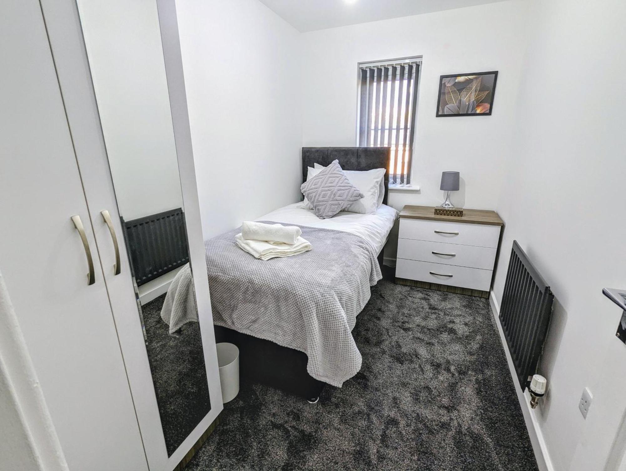 Clariturf - 4 Bedroom Semi - Private Parking Near Turf Moor, Town Centre, Transport And Motorway Links Next To Canal, 3 Parks And Lake - Sky And Netflix 伯恩利 外观 照片