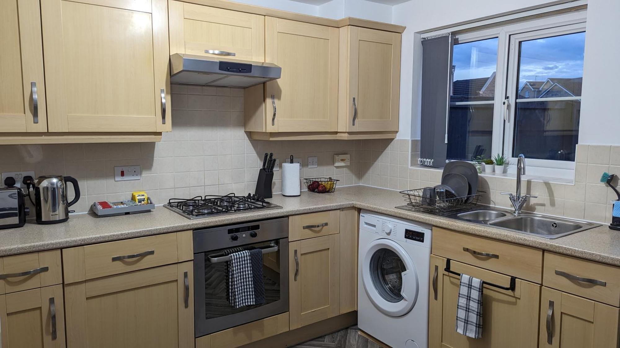 Clariturf - 4 Bedroom Semi - Private Parking Near Turf Moor, Town Centre, Transport And Motorway Links Next To Canal, 3 Parks And Lake - Sky And Netflix 伯恩利 外观 照片